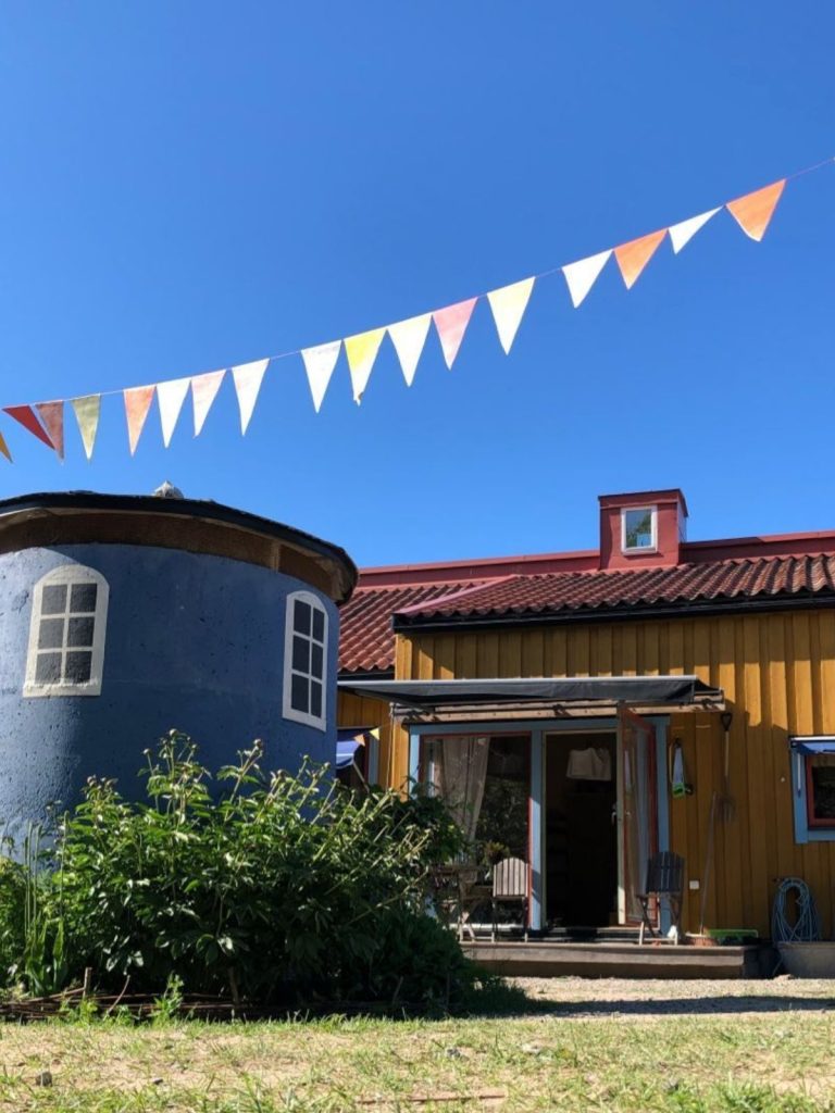 Foto på Lillspångens gula hus från gården. Länk leder till sida med information om förskolan.